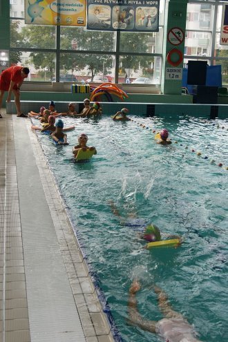 Uczniowie szkół podstawowych z Lelisa uczą się pływać w ostrołęckim aquaparku [13.10.2014] - zdjęcie #9 - eOstroleka.pl