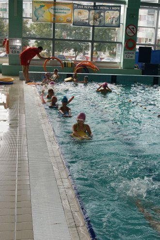 Uczniowie szkół podstawowych z Lelisa uczą się pływać w ostrołęckim aquaparku [13.10.2014] - zdjęcie #10 - eOstroleka.pl