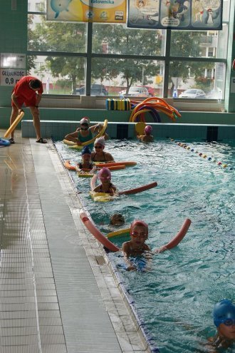 Uczniowie szkół podstawowych z Lelisa uczą się pływać w ostrołęckim aquaparku [13.10.2014] - zdjęcie #11 - eOstroleka.pl