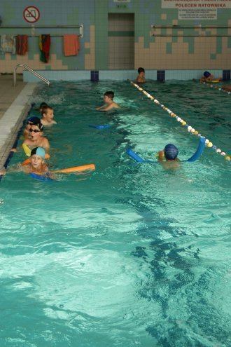 Uczniowie szkół podstawowych z Lelisa uczą się pływać w ostrołęckim aquaparku [13.10.2014] - zdjęcie #12 - eOstroleka.pl