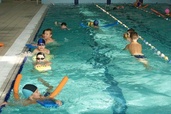 Uczniowie szkół podstawowych z Lelisa uczą się pływać w ostrołęckim aquaparku [13.10.2014] - zdjęcie #13 - eOstroleka.pl