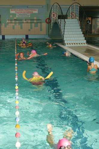Uczniowie szkół podstawowych z Lelisa uczą się pływać w ostrołęckim aquaparku [13.10.2014] - zdjęcie #14 - eOstroleka.pl