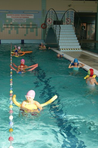 Uczniowie szkół podstawowych z Lelisa uczą się pływać w ostrołęckim aquaparku [13.10.2014] - zdjęcie #15 - eOstroleka.pl