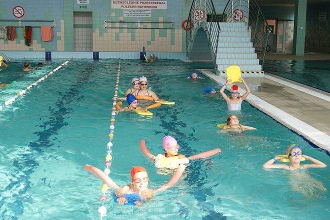 Uczniowie szkół podstawowych z Lelisa uczą się pływać w ostrołęckim aquaparku [13.10.2014] - zdjęcie #16 - eOstroleka.pl