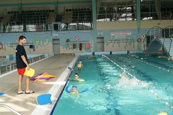 Uczniowie szkół podstawowych z Lelisa uczą się pływać w ostrołęckim aquaparku [13.10.2014] - zdjęcie #17 - eOstroleka.pl