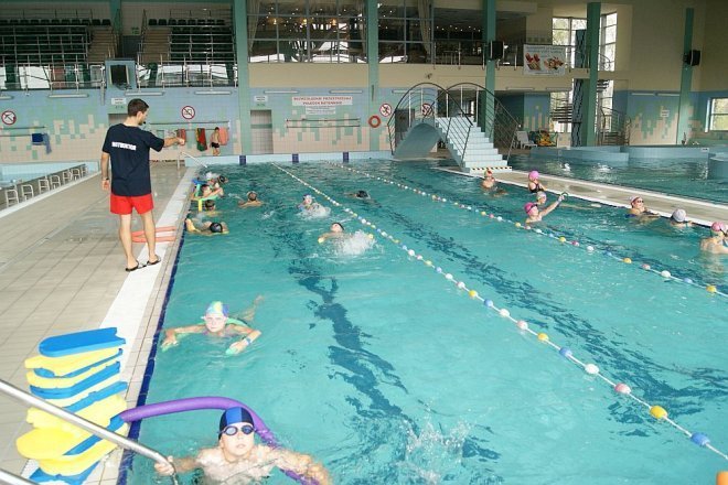 Uczniowie szkół podstawowych z Lelisa uczą się pływać w ostrołęckim aquaparku [13.10.2014] - zdjęcie #18 - eOstroleka.pl