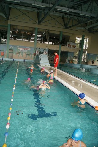 Uczniowie szkół podstawowych z Lelisa uczą się pływać w ostrołęckim aquaparku [13.10.2014] - zdjęcie #19 - eOstroleka.pl