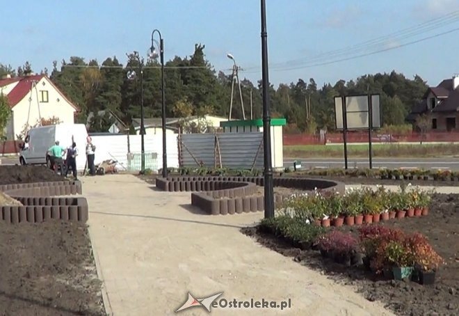 W Białobieli powstaje skwer z placem zabaw i siłownią „pod chmurką” [14.10.2014] - zdjęcie #9 - eOstroleka.pl
