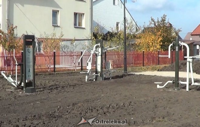 W Białobieli powstaje skwer z placem zabaw i siłownią „pod chmurką” [14.10.2014] - zdjęcie #10 - eOstroleka.pl