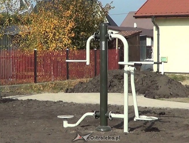 W Białobieli powstaje skwer z placem zabaw i siłownią „pod chmurką” [14.10.2014] - zdjęcie #11 - eOstroleka.pl