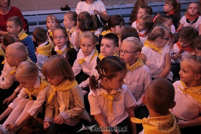 Pasowanie na ucznia w Szkole Podstawowej nr 10 w Ostrołęce [16.10.2014] - zdjęcie #13 - eOstroleka.pl
