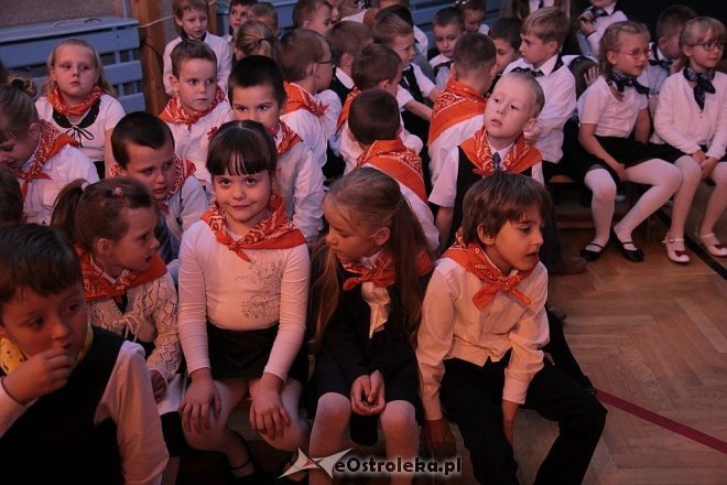 Pasowanie na ucznia w Szkole Podstawowej nr 10 w Ostrołęce [16.10.2014] - zdjęcie #15 - eOstroleka.pl