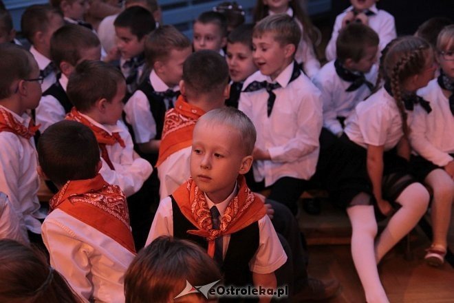 Pasowanie na ucznia w Szkole Podstawowej nr 10 w Ostrołęce [16.10.2014] - zdjęcie #17 - eOstroleka.pl