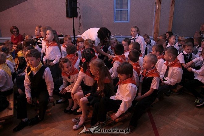 Pasowanie na ucznia w Szkole Podstawowej nr 10 w Ostrołęce [16.10.2014] - zdjęcie #24 - eOstroleka.pl