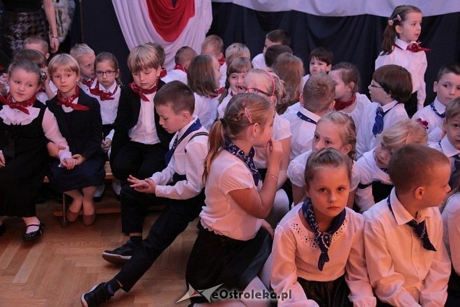 Pasowanie na ucznia w Szkole Podstawowej nr 10 w Ostrołęce [16.10.2014] - zdjęcie #29 - eOstroleka.pl