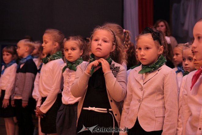Pasowanie na ucznia w Szkole Podstawowej nr 10 w Ostrołęce [16.10.2014] - zdjęcie #50 - eOstroleka.pl