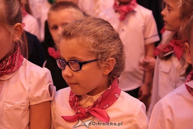 Pasowanie na ucznia w Szkole Podstawowej nr 10 w Ostrołęce [16.10.2014] - zdjęcie #55 - eOstroleka.pl