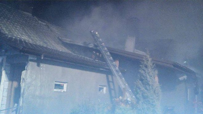 Gleba: Niemal doszczętnie spłonął drewniany dom [22.10.2014] - zdjęcie #1 - eOstroleka.pl