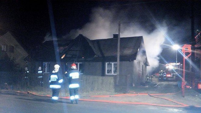 Gleba: Niemal doszczętnie spłonął drewniany dom [22.10.2014] - zdjęcie #3 - eOstroleka.pl