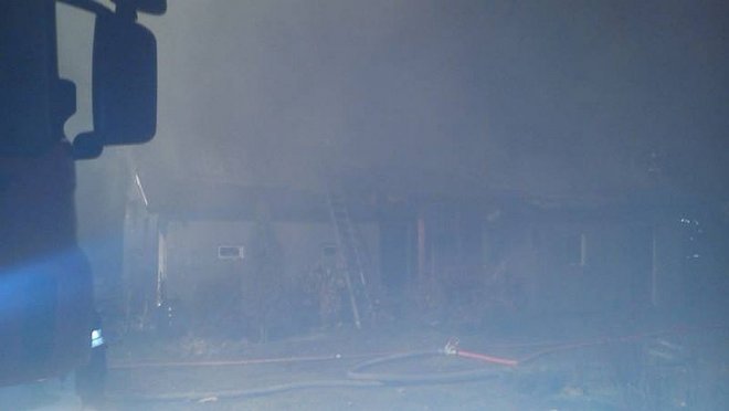 Gleba: Niemal doszczętnie spłonął drewniany dom [22.10.2014] - zdjęcie #5 - eOstroleka.pl