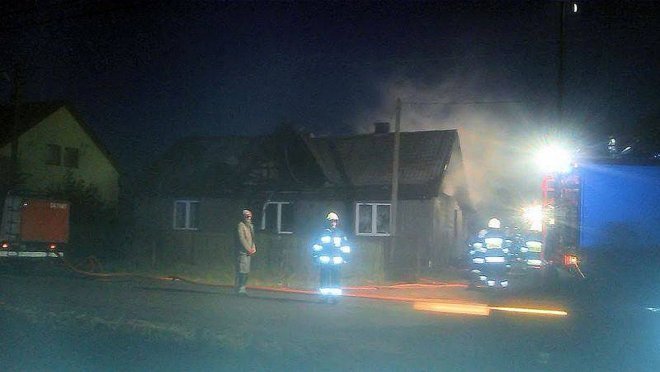 Gleba: Niemal doszczętnie spłonął drewniany dom [22.10.2014] - zdjęcie #7 - eOstroleka.pl