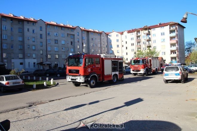 Ostrołęka: Pożar w bloku przy Insurekcyjnej [24.10.2014] - zdjęcie #2 - eOstroleka.pl