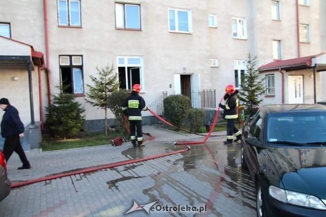 Ostrołęka: Pożar w bloku przy Insurekcyjnej [24.10.2014] - zdjęcie #7 - eOstroleka.pl