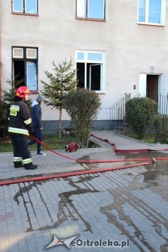Ostrołęka: Pożar w bloku przy Insurekcyjnej [24.10.2014] - zdjęcie #8 - eOstroleka.pl