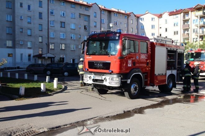 Ostrołęka: Pożar w bloku przy Insurekcyjnej [24.10.2014] - zdjęcie #12 - eOstroleka.pl
