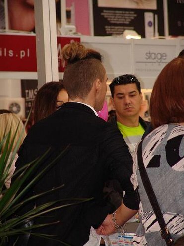 Uczniowie z ostrołęckiej „dwójki” na targach kosmetyczno-fryzjerskich w Warszawie [ZDJĘCIA] - zdjęcie #24 - eOstroleka.pl