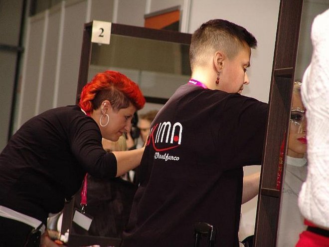 Uczniowie z ostrołęckiej „dwójki” na targach kosmetyczno-fryzjerskich w Warszawie [ZDJĘCIA] - zdjęcie #30 - eOstroleka.pl