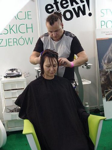 Uczniowie z ostrołęckiej „dwójki” na targach kosmetyczno-fryzjerskich w Warszawie [ZDJĘCIA] - zdjęcie #68 - eOstroleka.pl