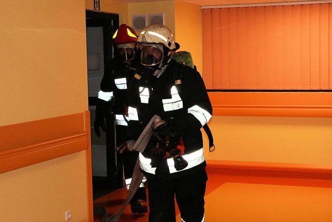 Ostrołęka: Pożar na oddziale dziecięcym ostrołęckiego szpitala [28.10.2014] - zdjęcie #1 - eOstroleka.pl