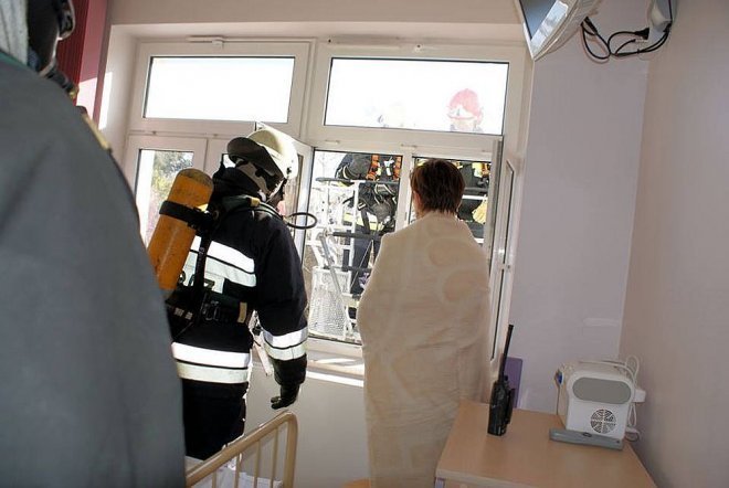 Ostrołęka: Pożar na oddziale dziecięcym ostrołęckiego szpitala [28.10.2014] - zdjęcie #5 - eOstroleka.pl