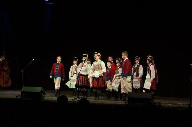 Zespół Pieśni i Tańca Kurpie z „Kujawskim Wiankiem” [ZDJĘCIA] - zdjęcie #1 - eOstroleka.pl