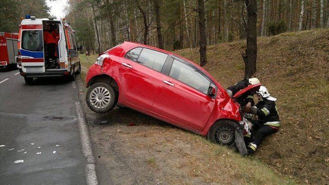 Wypadek na DK-53: Akcja ratunkowa trwała ponad 4,5 godziny. Oficjalny komunikat policji i straży pożarnej [01.11.2014] - zdjęcie #2 - eOstroleka.pl