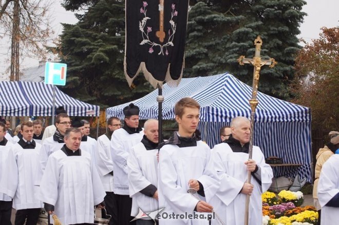 Procesja na cmentarzu parafialnym [01.11.2014] - zdjęcie #5 - eOstroleka.pl
