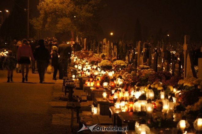 Cmentarz parafialny nocą [01.11.2014] - zdjęcie #3 - eOstroleka.pl