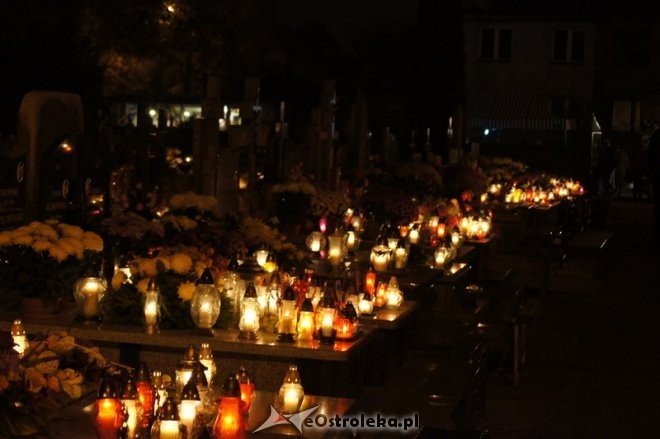 Cmentarz parafialny nocą [01.11.2014] - zdjęcie #4 - eOstroleka.pl