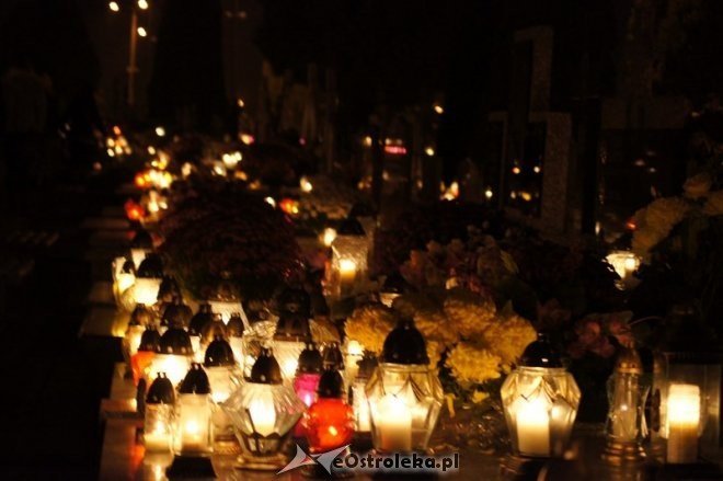 Cmentarz parafialny nocą [01.11.2014] - zdjęcie #6 - eOstroleka.pl