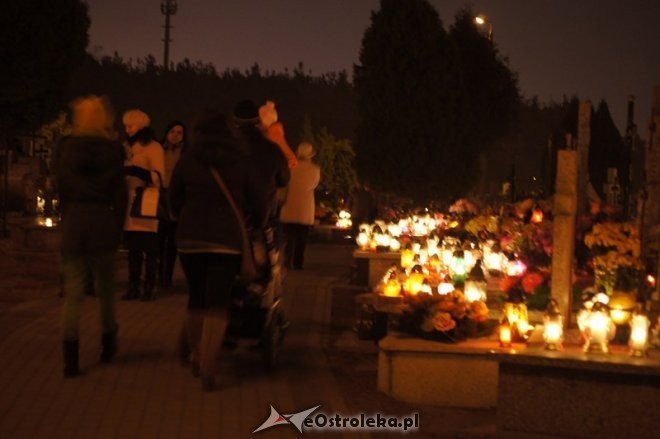 Cmentarz parafialny nocą [01.11.2014] - zdjęcie #10 - eOstroleka.pl