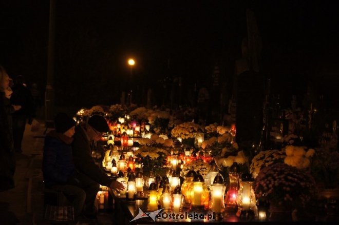 Cmentarz parafialny nocą [01.11.2014] - zdjęcie #15 - eOstroleka.pl