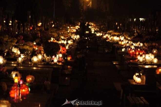 Cmentarz parafialny nocą [01.11.2014] - zdjęcie #21 - eOstroleka.pl
