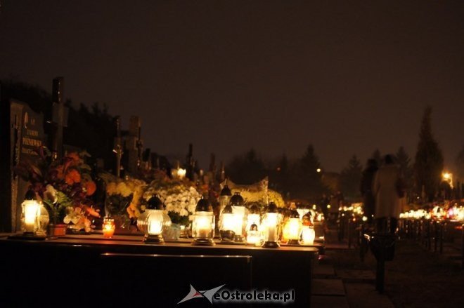 Cmentarz parafialny nocą [01.11.2014] - zdjęcie #25 - eOstroleka.pl