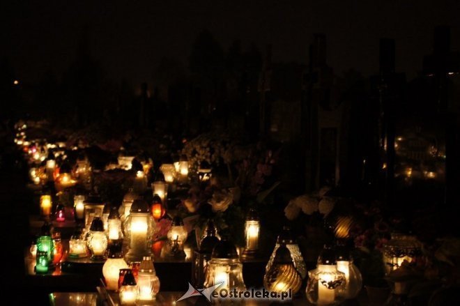 Cmentarz parafialny nocą [01.11.2014] - zdjęcie #26 - eOstroleka.pl