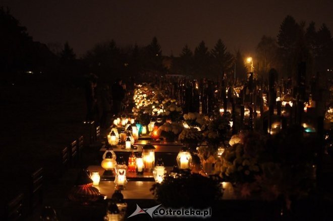 Cmentarz parafialny nocą [01.11.2014] - zdjęcie #27 - eOstroleka.pl
