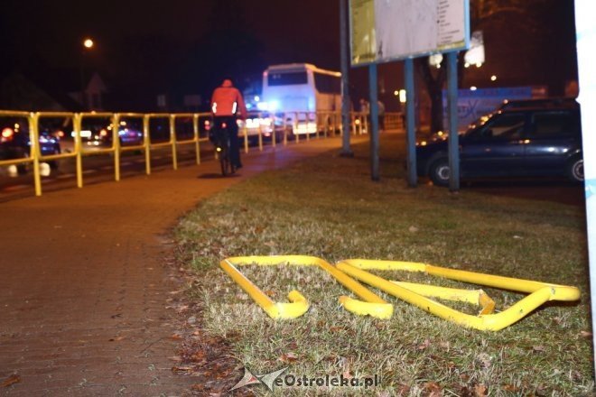 Ostrołęka: Kierowca autobusu wjechał w barierki przy „starym moście” [10.11.2014] - zdjęcie #1 - eOstroleka.pl