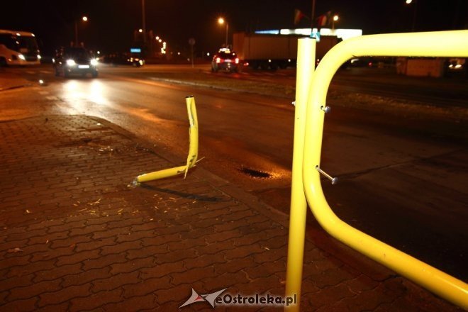 Ostrołęka: Kierowca autobusu wjechał w barierki przy „starym moście” [10.11.2014] - zdjęcie #2 - eOstroleka.pl