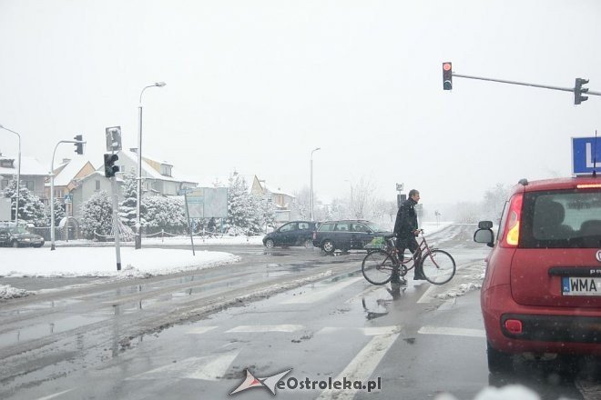 Uwaga kierowcy! Pierwszy w tym roku atak zimy trwa. Śnieg będzie padał przez cały dzień [20.11.2014] - zdjęcie #18 - eOstroleka.pl