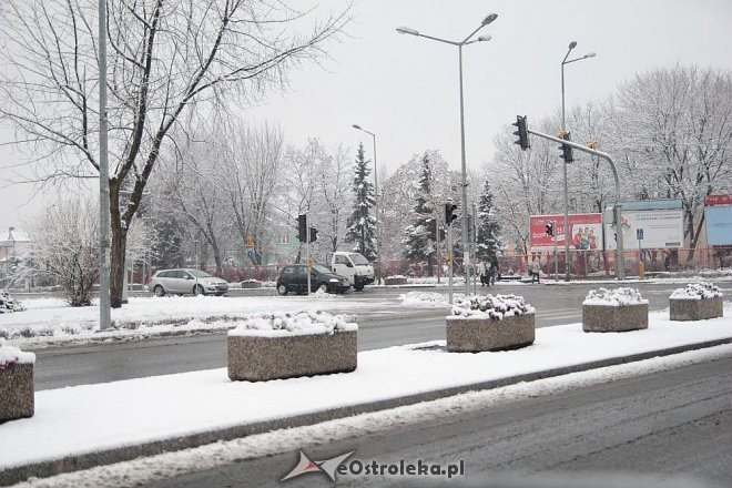 Uwaga kierowcy! Pierwszy w tym roku atak zimy trwa. Śnieg będzie padał przez cały dzień [20.11.2014] - zdjęcie #24 - eOstroleka.pl